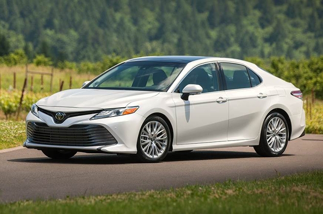 Toyota Camry đời cũ 'xả hàng', giảm giá gần 80 triệu đồng